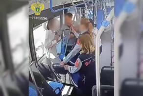 Безбилетница устроила драку с кондуктором в столичном автобусе