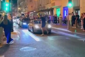 Мужчина ударил электросамокатом по капоту Porsche, который чуть не сбил его на пешеходном переходе