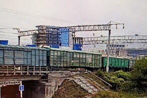 Подросток забрался на крышу вагона поезда и чуть не погиб