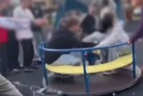 Школьницы раскрутили карусель электросамокатом и получили травмы