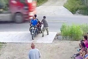 Мужчина спас своих родственников на мотороллере