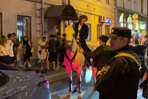 Ничего необычного, просто типичный московский транспорт на Патриарших