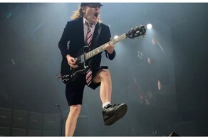 Дедушка Ангус из AC/DC всё еще хорош!