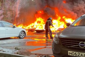 Московский школьник, играя со спичками, сжёг строительный мусор и подпалил несколько автомобилей