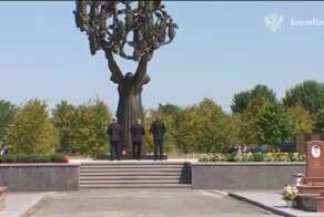 Путин встал на колени перед памятником жертвам теракта в Беслане