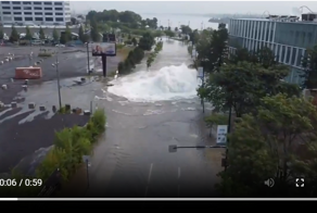 Крупный прорыв водопровода в центре Монреаля вызвал хаос и наводнение