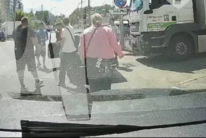 В Калужской области местный мужик в одиночку разогнал толпу наглых мигрантов