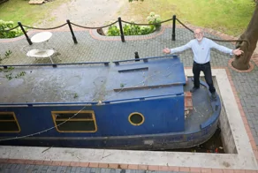 Мужчина вырыл канал в своем саду, чтобы разместить 10-метровую баржу