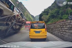 Автовоз перевернулся вместе с новыми Toyota Prado 