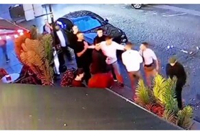 Драка возле питерского бара попала на видео