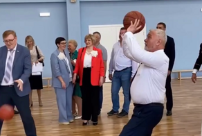 Глава Коми две минуты пытался забросить мяч в кольцо