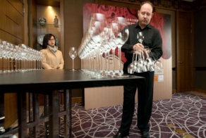 Учимся удерживать бокалы у мирового эксперта по винам (6 фото)