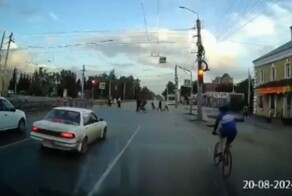 Велосипедист сбил пешехода на пешеходном переходе