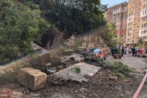 Во Владивостоке стена из бетонных плит рухнула на автомобили