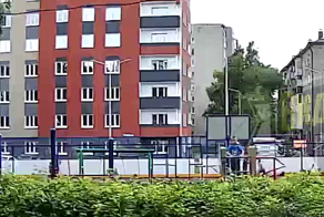 В Уфе мужчина с балкона подпевал мальчику, который исполнял «Крылатые качели» во дворе