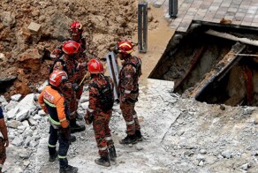 Женщина провалилась под землю, когда шла по улице в столице Малайзии