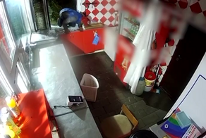 Вынес гриль и выручку: ночная кража из киоска с шаурмой в Башкирии попала на видео