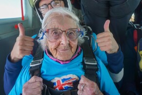 102-летняя британка прыгнула с парашютом в свой день рождения