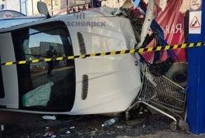 Пьянь на BMW врезалась в стену гипермаркета