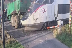 В Бельгии поезд столкнулся с прицепом трактора