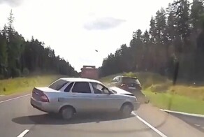 Зацепил обочину и устроил ДТП на встречной полосе