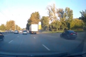 Оказался между молотом и наковальней