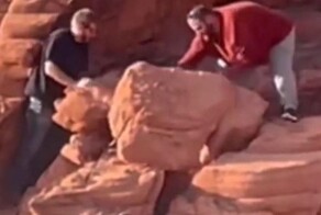 Два американца сбросили со скалы камень возрастом 140 лет