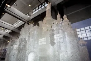 Играли в догонялки: двое детей разбили стеклянный замок Disney за 50 тысяч фунтов