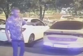 Мужчина, размахивая саблей, угрожал прохожим