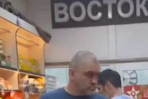 Наглый продавец потребовал у женщины показать грудь и вскоре об этом пожалел