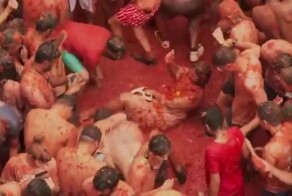 Большая помидорная битва состоялась в Испании