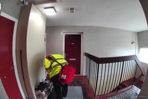 Дверная камера наблюдения засняла почтальона, который нюхал детскую обувь