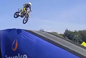 Мотоциклист пролетел мимо трамплина и едва не разбился в Великом Новгороде