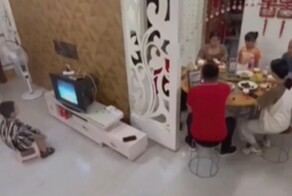 Маленький мальчик смотрел телевизор, когда внезапно загорелся удлинитель