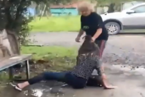 "Я тебя удавлю!": в Приморье свекровь едва не утопила в луже невестку, укравшую у неё пенсию