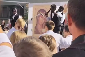 Африканская группа спела песню про святую Русь на линейке в православной гимназии