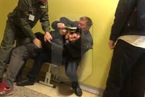 В Екатеринбурге замдиректора гимназии душил выпускника, потому что тот не хотел покидать учреждение