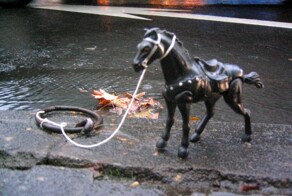 Конные кольца Портленда и их необычные миниатюрные хранители