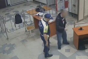 Мужчина случайно выложил свёрток с наркотиком перед инспектором ДПС