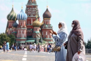 "Это моя страна, а не ваша, вы ведёте себя нагло": москвичка неожиданно напала на девушку из-за хиджаба