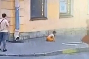 Ребёнок выпал из окна под ноги прохожим