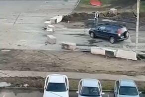 Без ДТП. Водители устали терпеть бесконечный ремонт и собственноручно разблокировали дорогу