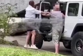 Во Владивостоке дед напал на девушку из-за спора о бетонной плите