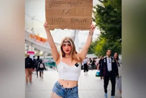 Девушка с татуировкой TRUMP на лбу собирает деньги на её удаление