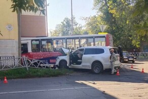 Депутат на Танке врезалась в автобус