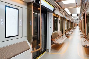 "Смотри, чёрные едут!": в московском метро русские девушки заступились за женщину, которую оскорблял недалёкий пассажир