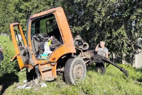 Момент столкновения электрички и грузовика в Ленобласти попал на видео