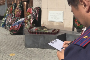 В Улан-Удэ мужчина бросил венок в Вечный огонь и заработал уголовную статью
