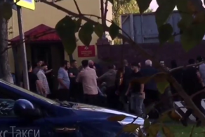 В Тюмени возле здания Росгвардии произошла массовая драка со стрельбой