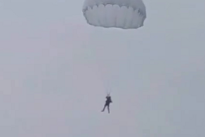 В Польше десантников сдуло ветром во время учений